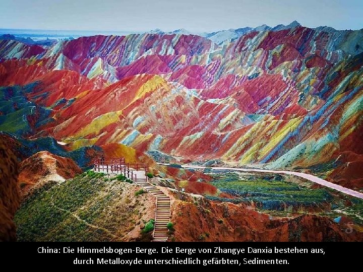 China: Die Himmelsbogen-Berge. Die Berge von Zhangye Danxia bestehen aus, durch Metalloxyde unterschiedlich gefärbten,