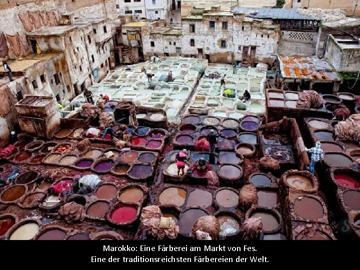 Marokko: Eine Färberei am Markt von Fes. Eine der traditionsreichsten Färbereien der Welt. 