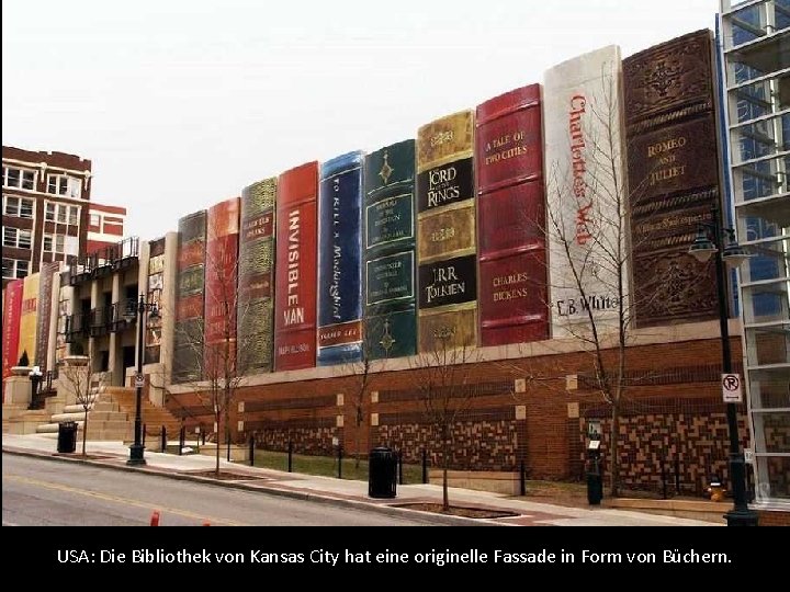 USA: Die Bibliothek von Kansas City hat eine originelle Fassade in Form von Büchern.