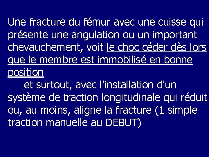 Une fracture du fémur avec une cuisse qui présente une angulation ou un important