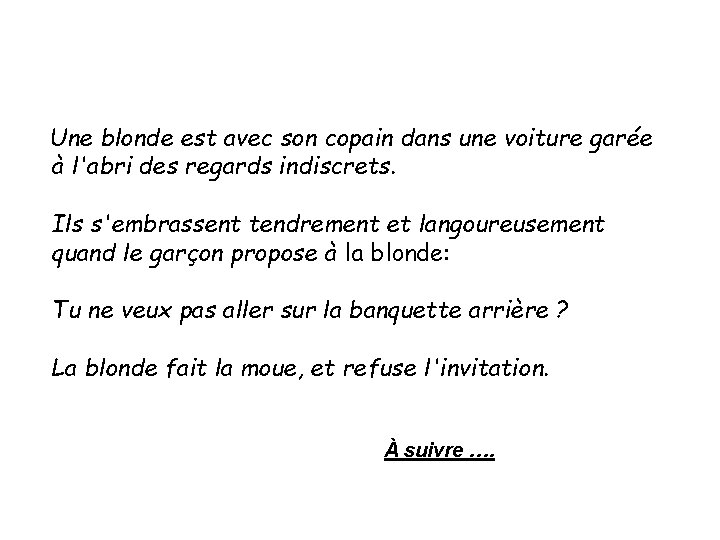 Une blonde est avec son copain dans une voiture garée à l'abri des regards