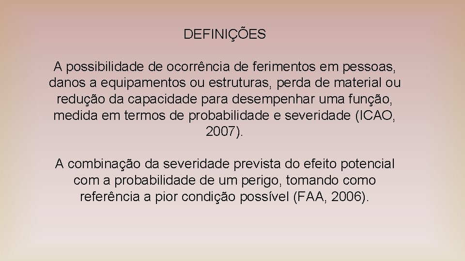 DEFINIÇÕES A possibilidade de ocorrência de ferimentos em pessoas, danos a equipamentos ou estruturas,