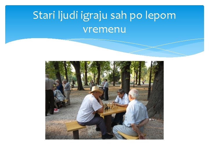 Stari ljudi igraju sah po lepom vremenu 