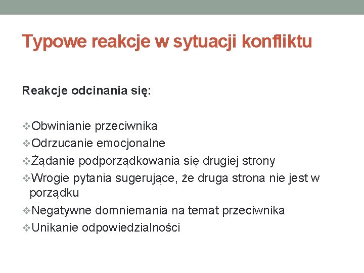 Typowe reakcje w sytuacji konfliktu Reakcje odcinania się: v. Obwinianie przeciwnika v. Odrzucanie emocjonalne