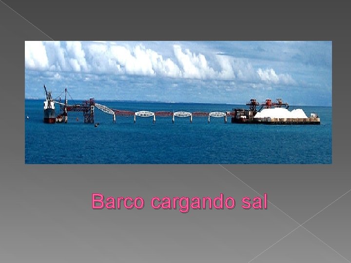Barco cargando sal 