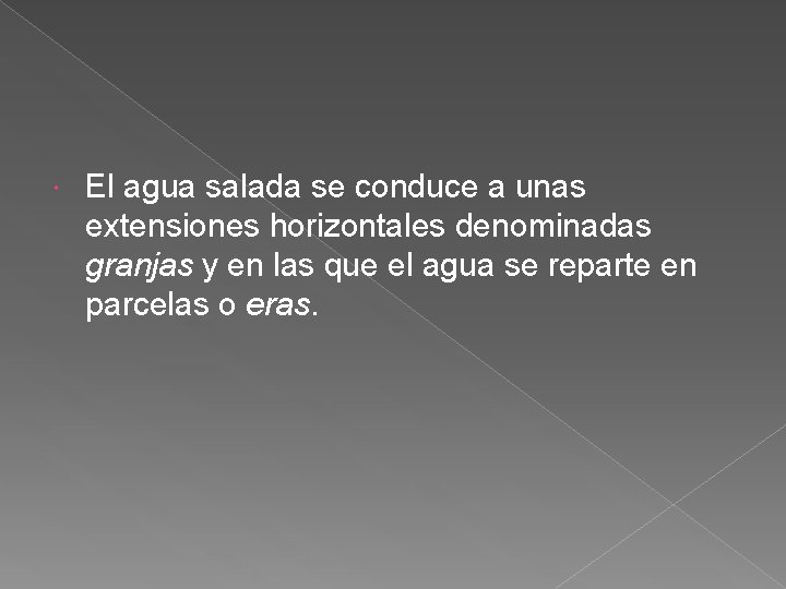  El agua salada se conduce a unas extensiones horizontales denominadas granjas y en