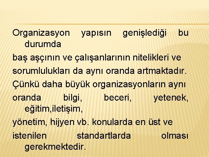 Organizasyon yapısın genişlediği bu durumda baş aşçının ve çalışanlarının nitelikleri ve sorumlulukları da aynı