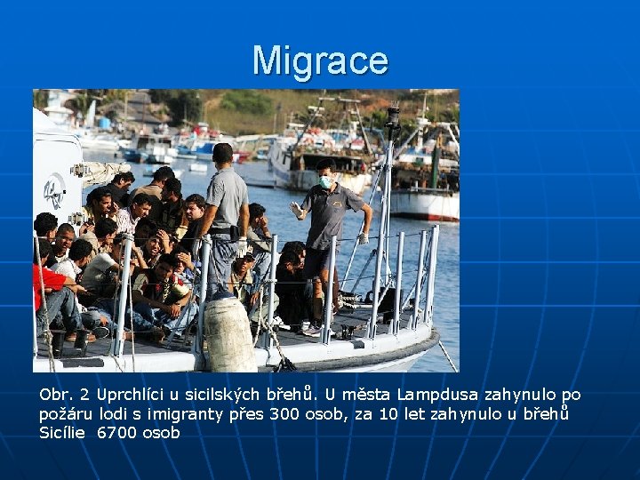 Migrace Obr. 2 Uprchlíci u sicilských břehů. U města Lampdusa zahynulo po požáru lodi