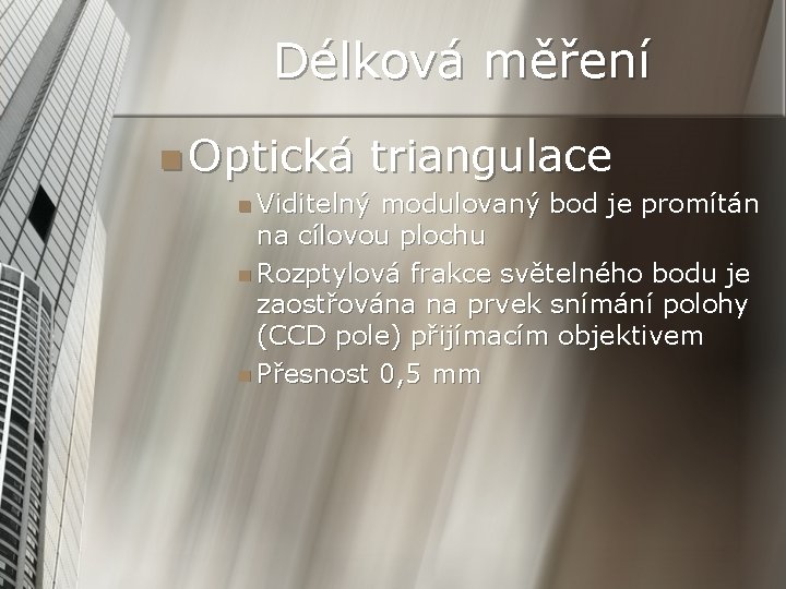 Délková měření n Optická triangulace n Viditelný modulovaný bod je promítán na cílovou plochu