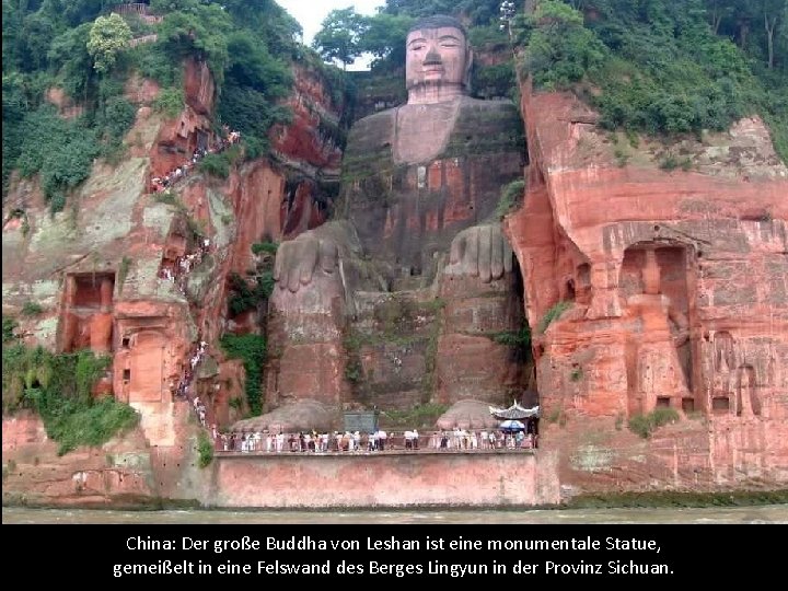 China: Der große Buddha von Leshan ist eine monumentale Statue, gemeißelt in eine Felswand