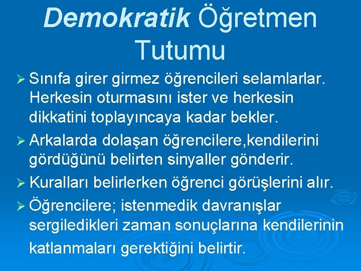 Demokratik Öğretmen Tutumu Ø Sınıfa girer girmez öğrencileri selamlarlar. Herkesin oturmasını ister ve herkesin