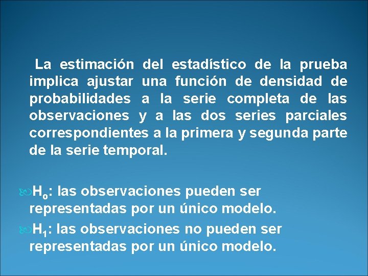 La estimación del estadístico de la prueba implica ajustar una función de densidad de