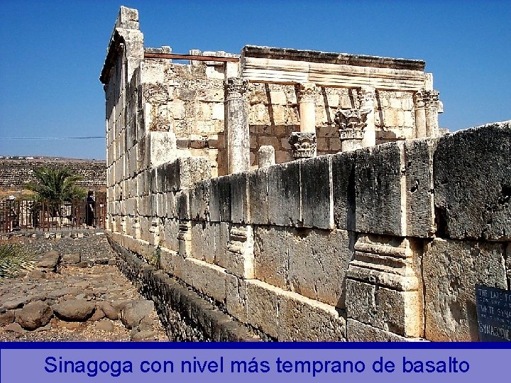 Sinagoga con nivel más temprano de basalto 