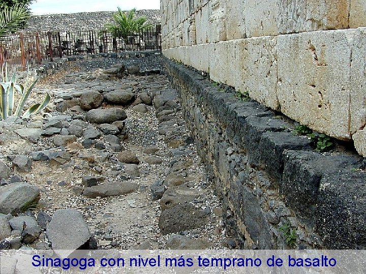 Sinagoga con nivel más temprano de basalto 