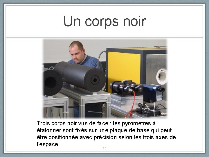 Un corps noir Trois corps noir vus de face : les pyromètres à étalonner