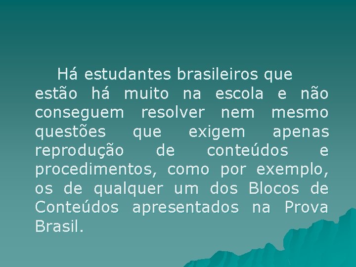 Há estudantes brasileiros que estão há muito na escola e não conseguem resolver nem