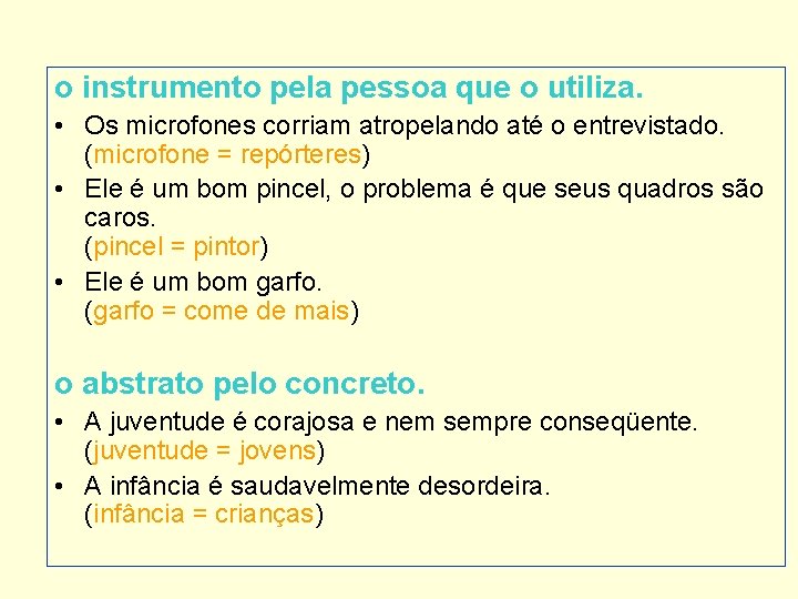 o instrumento pela pessoa que o utiliza. • Os microfones corriam atropelando até o