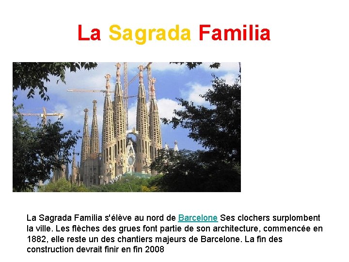 La Sagrada Familia s'élève au nord de Barcelone Ses clochers surplombent la ville. Les