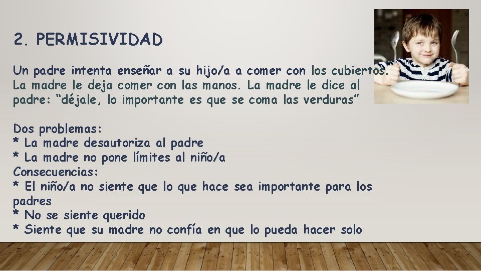 2. PERMISIVIDAD Un padre intenta enseñar a su hijo/a a comer con los cubiertos.