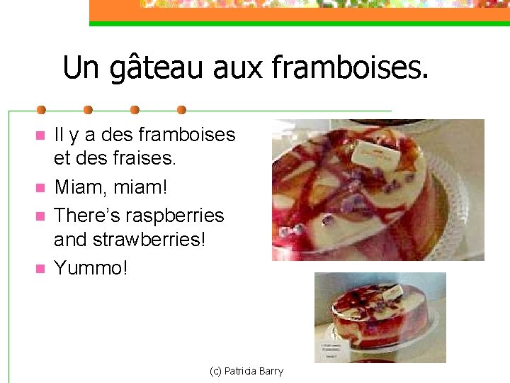 Un gâteau aux framboises. n n Il y a des framboises et des fraises.