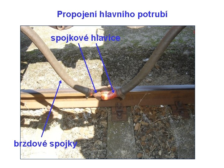 Propojení hlavního potrubí spojkové hlavice brzdové spojky 