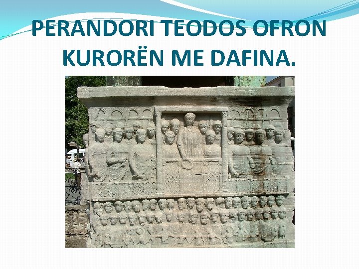 PERANDORI TEODOS OFRON KURORËN ME DAFINA. 