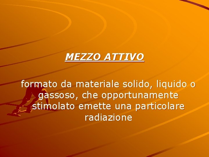 MEZZO ATTIVO formato da materiale solido, liquido o gassoso, che opportunamente stimolato emette una