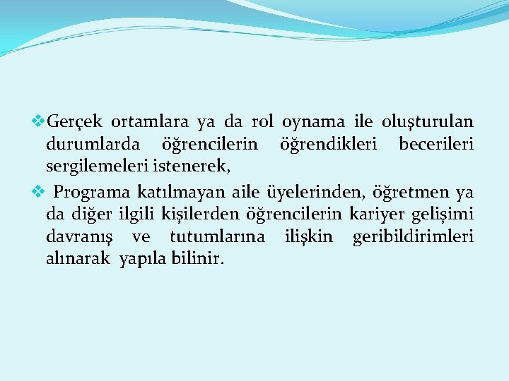 v. Gerçek ortamlara ya da rol oynama ile oluşturulan durumlarda öğrencilerin öğrendikleri becerileri sergilemeleri