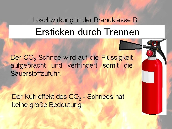 Löschwirkung in der Brandklasse B Ersticken durch Trennen Der CO 2 -Schnee wird auf