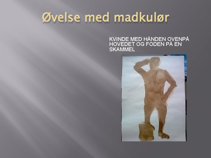 Øvelse med madkulør KVINDE MED HÅNDEN OVENPÅ HOVEDET OG FODEN PÅ EN SKAMMEL 