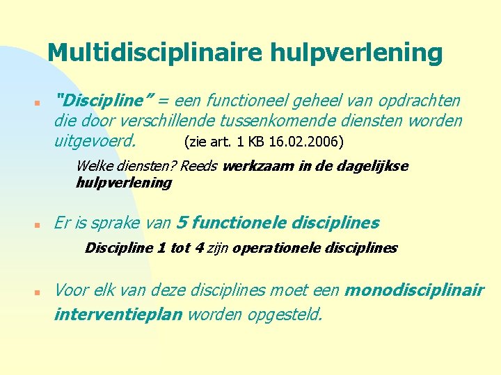 Multidisciplinaire hulpverlening n “Discipline” = een functioneel geheel van opdrachten die door verschillende tussenkomende