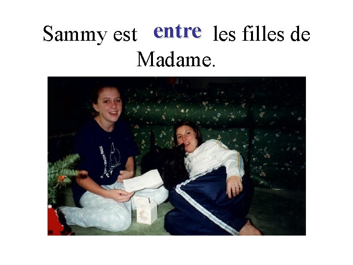 Sammy est entre les filles de Madame. 