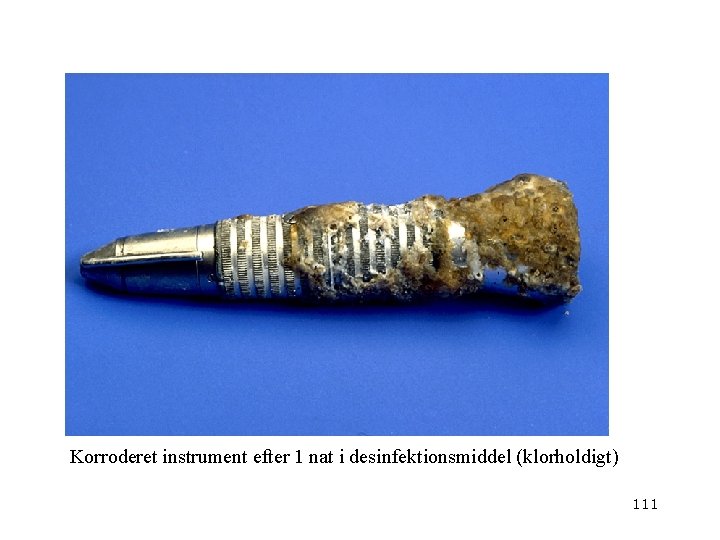  Korroderet instrument efter 1 nat i desinfektionsmiddel (klorholdigt) 111 