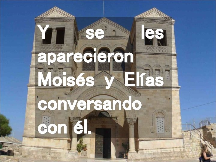 Y se les aparecieron Moisés y Elías conversando con él. 