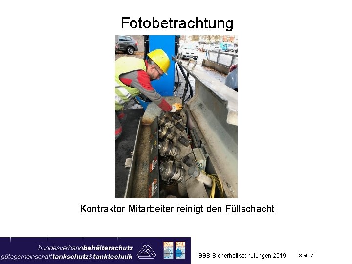 Fotobetrachtung Kontraktor Mitarbeiter reinigt den Füllschacht BBS-Sicherheitsschulungen 2019 Seite 7 