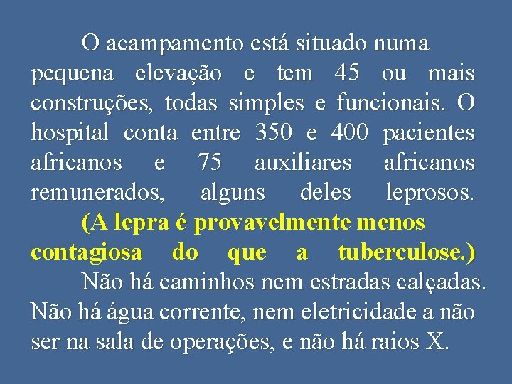 O acampamento está situado numa pequena elevação e tem 45 ou mais construções, todas