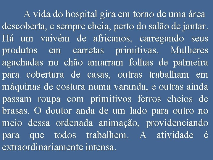 A vida do hospital gira em torno de uma área descoberta, e sempre cheia,