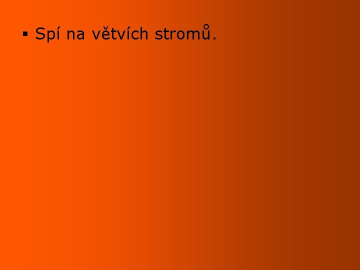 § Spí na větvích stromů. 