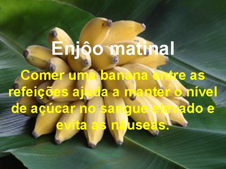 Enjôo matinal Comer uma banana entre as refeições ajuda a manter o nível de