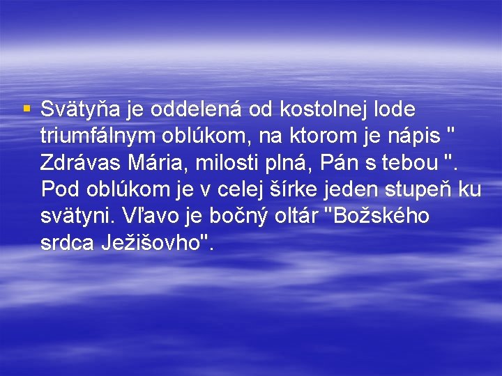 § Svätyňa je oddelená od kostolnej lode triumfálnym oblúkom, na ktorom je nápis "