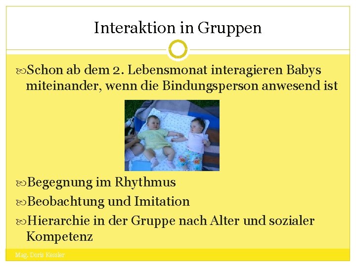 Interaktion in Gruppen Schon ab dem 2. Lebensmonat interagieren Babys miteinander, wenn die Bindungsperson
