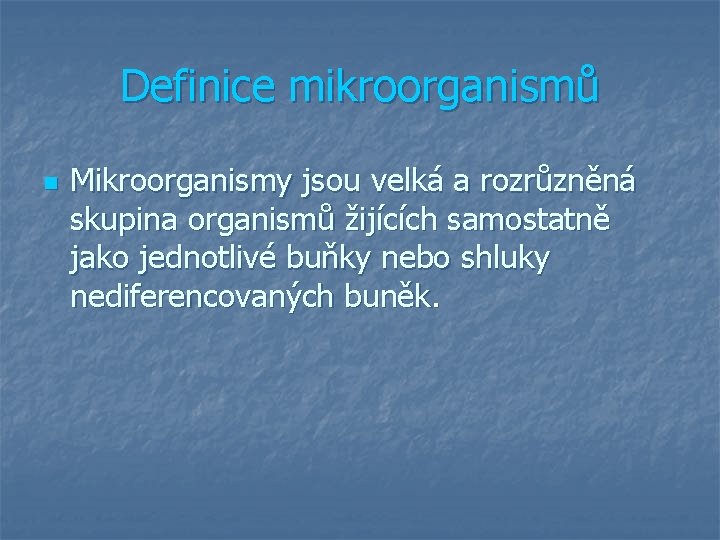 Definice mikroorganismů n Mikroorganismy jsou velká a rozrůzněná skupina organismů žijících samostatně jako jednotlivé