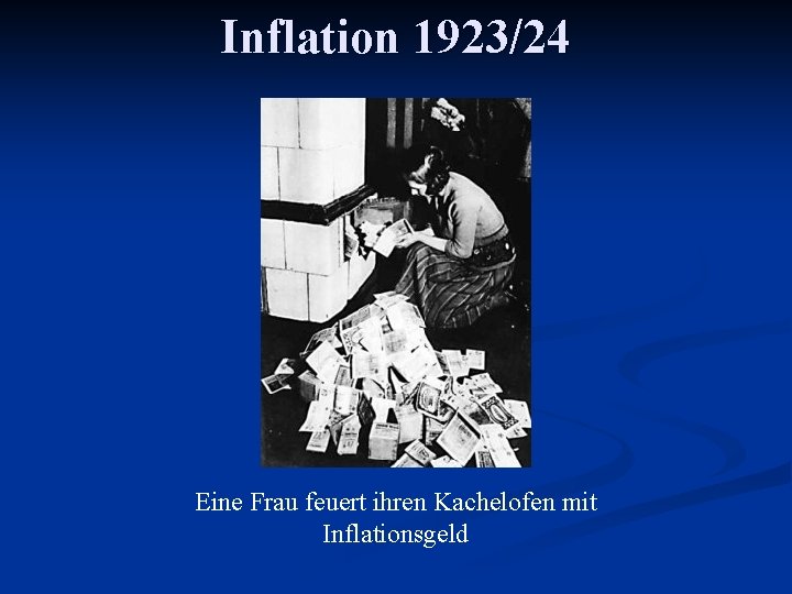 Inflation 1923/24 Eine Frau feuert ihren Kachelofen mit Inflationsgeld 