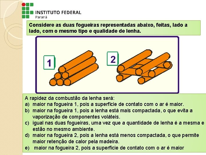 Considere as duas fogueiras representadas abaixo, feitas, lado a lado, com o mesmo tipo