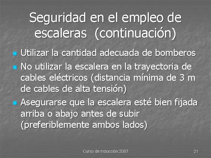 Seguridad en el empleo de escaleras (continuación) n n n Utilizar la cantidad adecuada