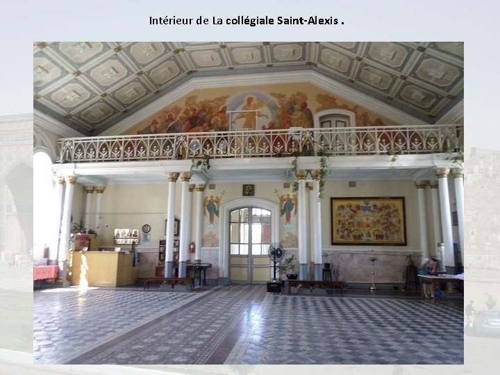 Intérieur de La collégiale Saint-Alexis. 