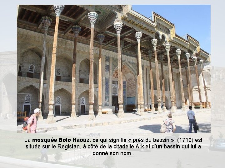 La mosquée Bolo Haouz, ce qui signifie « près du bassin » , (1712)