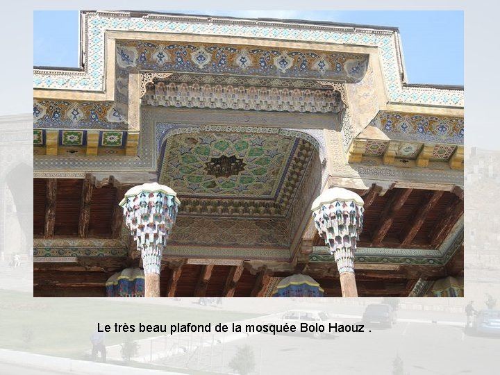 Le très beau plafond de la mosquée Bolo Haouz. 