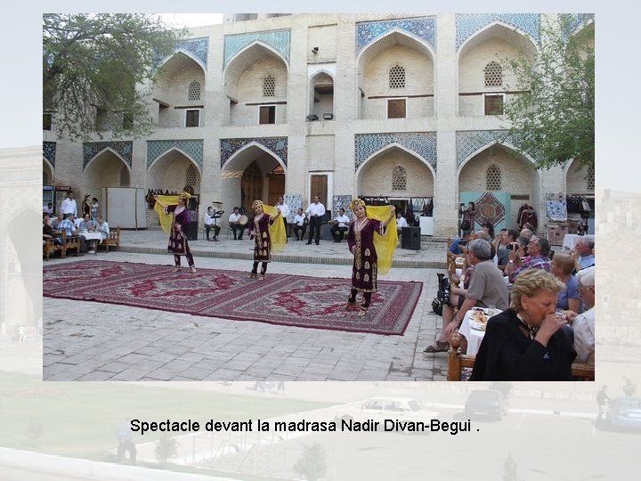 Spectacle devant la madrasa Nadir Divan-Begui. 