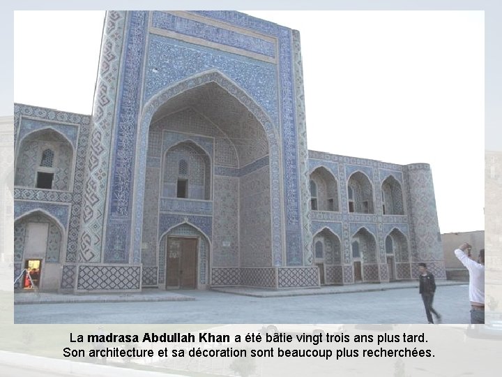 La madrasa Abdullah Khan a été bâtie vingt trois ans plus tard. Son architecture